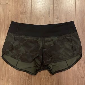 Lululemon Speed Up Low-Rise Lined Short 2.5”, size 4, Camo
